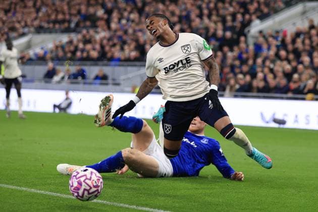 Everton v West Ham United 29 September 2025 - Premier League - Everton v West Ham United - Crysencio Summerville of West Ham United is fouled by Jake O Brien of Everton - Photo: Simon Stacpoole Offside. Merseyside UK Copyright: xSimonxStacpoolexOffside