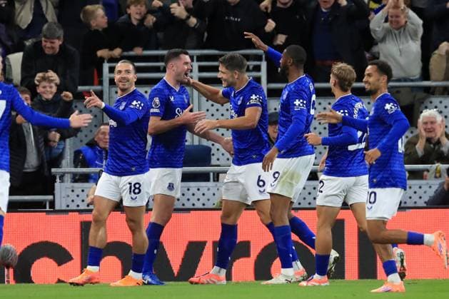 29th Septemberr 2025; Hill Dickinson Stadium, Liverpool, England; Premier League Football, Everton versus West Ham United; Michael Keane of Everton celebrates with his team mates after scoring for 1-0 after 18 minutes  DavidxBlunsden