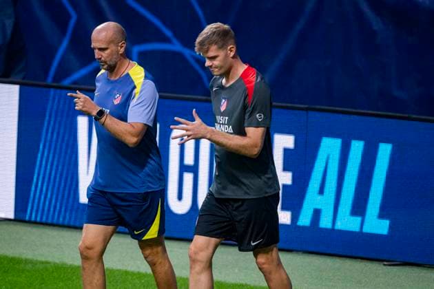 Atletico de Madrid Training Session And press conference, PK, Pressekonferenz - UEFA Champions League 2025 26 League Phase MD2 Alexander Sorloth of Atletico de Madrid (C) is seen training with his teammates during the Training Session and Press Conference ahead of the UEFA Champions League 2024 25 match against Eintracht Frankfurt at Estadio Riyadh Air Metropolitano on September 29, 2025 in Madrid, Spain. Madrid Estadio Riyadh Air Metropolitano Madrid Spain Copyright: xAlbertoxGardinx AGardin_20250929_Foot_Cha_AtlMad_Tra_Pre_0304