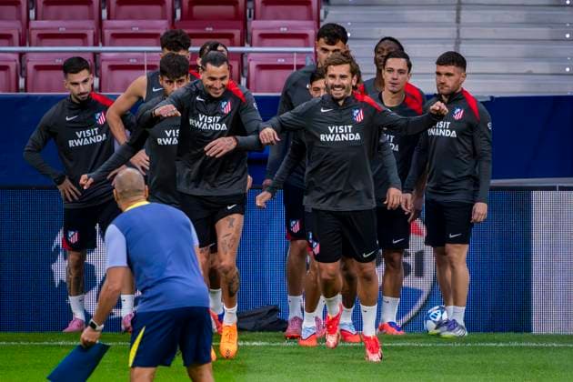Atletico de Madrid Training Session And press conference, PK, Pressekonferenz - UEFA Champions League 2025 26 League Phase MD2 Players of Atletico de Madrid (from L to R) Jose Maria Gimenez, Antoine Griezmann are seen training with their teammates during the Training Session and Press Conference ahead of the UEFA Champions League 2024 25 match against Eintracht Frankfurt at Estadio Riyadh Air Metropolitano on September 29, 2025 in Madrid, Spain. Madrid Estadio Riyadh Air Metropolitano Madrid Spain Copyright: xAlbertoxGardinx AGardin_20250929_Foot_Cha_AtlMad_Tra_Pre_0311