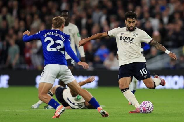 29th September 2025; Hill Dickinson Stadium, Liverpool, England; Premier League Football, Everton versus West Ham United; Lucas Paqueta of West Ham United passes the ball under pressure from Kiernan Dewsbury-Hall of Everton  DavidxBlunsden