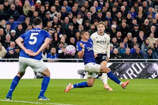 Liverpool, England, 29th September 2025. Jarrod Bowen of West Ham United scores a goal to make it 1-1 during the Everton vs West Ham United Premier League match at Hill Dickinson Stadium, Liverpool. Picture credit should read: Andrew Yates Sportimage EDITORIAL USE ONLY. No use with unauthorised audio, video, data, fixture lists, club league logos or live services. Online in-match use limited to 120 images, no video emulation. No use in betting, games or single club league player publications. SPI_051_AY_EVE_vs_WHU SPI-4173-0048