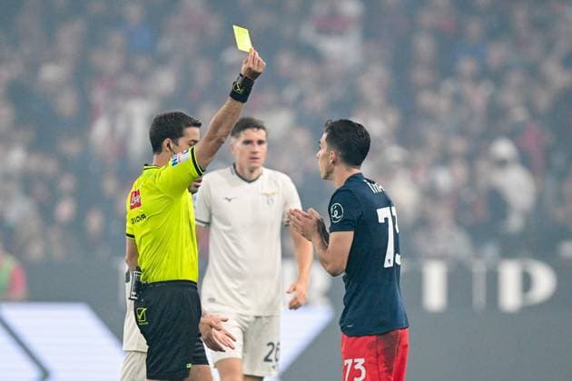 the referee gives a yellow card during the Serie A soccer match between Genoa and Lazio at the Luigi Ferraris Stadium in Genoa, Italy - Monday, September 29, 2025. - Soccer .  Copyright: xTanoxPecoraro LaPressex