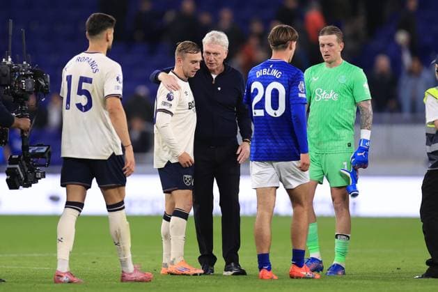 Everton v West Ham United 29 September 2025 - Premier League - Everton v West Ham United - Jarrod Bowen of West Ham United is embraced by Everton manager David Moyes after the match - Photo: Simon Stacpoole Offside. Merseyside UK Copyright: xSimonxStacpoolexOffside