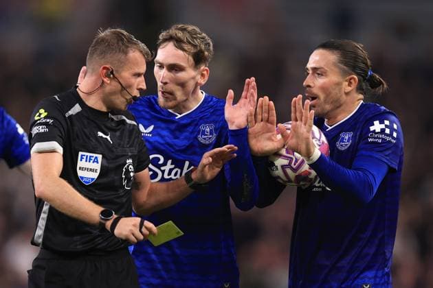 Everton v West Ham United 29 September 2025 - Premier League - Everton v West Ham United - James Garner and Jack Grealish of Everton react as referee Samuel Barrett shows a yellow card to Dewsbury-Hall - Photo: Simon Stacpoole Offside. Merseyside UK Copyright: xSimonxStacpoolexOffside