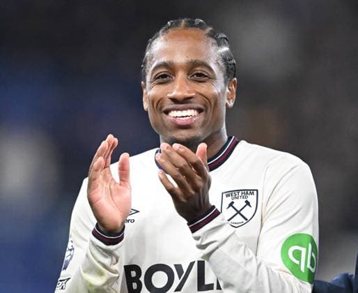 Everton v West Ham United Premier League West Ham United s Kyle Walker-Peters applauds their fans at full time during the Premier League match at the Hill Dickson Stadium, Liverpool UK Newspapers OUT Copyright: xKarlxVallantinex FIL-22295-0102