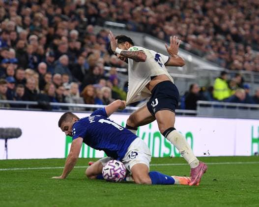 Everton v West Ham United Premier League Everton™s Vitaliy Mykolenko and West Ham United s Lucas Paqueta battle for the ball during the Premier League match at the Hill Dickson Stadium, Liverpool UK Newspapers OUT Copyright: xKarlxVallantinex FIL-22295-0118