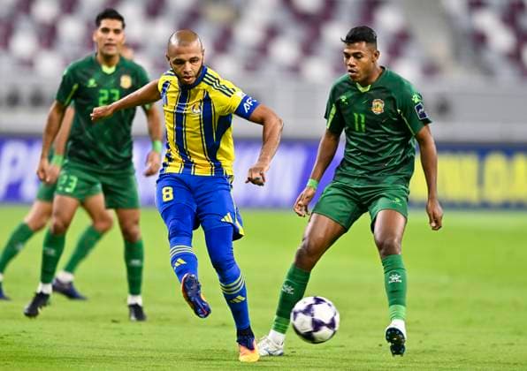 AFC CHAMPIONS LEAGUE ELITE, AL GHARAFA SC (QAT) AL SHORTA (IRQ) Yacine Brahimi (L) of Al Gharafa SC and Bassam Shakir Ahmed of Al Shorta in action during the AFC Champions League elite west football match between Qatar s Al Gharafa SC and IraqÕs Al Shorta at Khalifa International Stadium in Doha, Qatar, on November 29, 2025 DOHA Qatar Copyright: xNAUSHADx