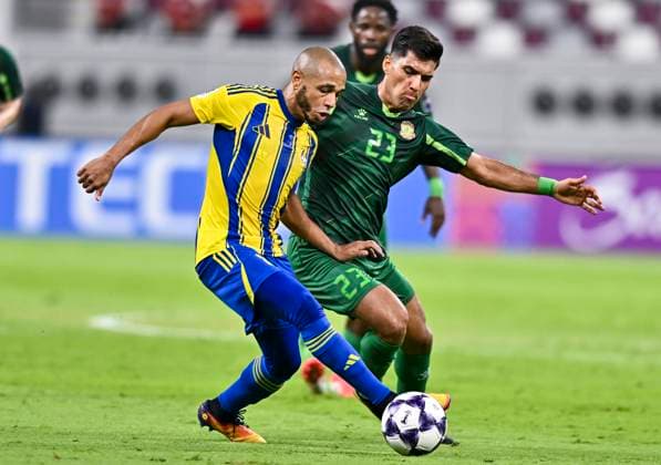 AFC CHAMPIONS LEAGUE ELITE, AL GHARAFA SC (QAT) AL SHORTA (IRQ) Yacine Brahimi (L) of Al Gharafa SC and Ustafa Saadoon of Al Shorta in action during the AFC Champions League elite west football match between Qatar s Al Gharafa SC and IraqÕs Al Shorta at Khalifa International Stadium in Doha, Qatar, on November 29, 2025 DOHA Qatar Copyright: xNAUSHADx