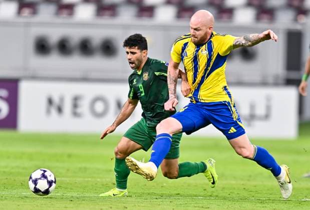 AFC CHAMPIONS LEAGUE ELITE, AL GHARAFA SC (QAT) AL SHORTA (IRQ) Aron Gunnarsson (R) of Al Gharafa SC and Hussein Al-Saedi of Al Shorta in action during the AFC Champions League elite west football match between Qatar s Al Gharafa SC and IraqÕs Al Shorta at Khalifa International Stadium in Doha, Qatar, on November 29, 2025 DOHA Qatar Copyright: xNAUSHADx