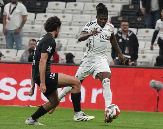 El Bilal Toure of Besiktas and Botond Balogh (L) of Kocaelispor battle for the ball during the Trendyol Super League match between Besiktas JK and Kocaelispor at Tupras Stadium on September 29, 2025 in Istanbul, Turkey. Istanbul TUPRAS STADIUM Turkey Copyright: xSeskimphotox Besiktas-Kocaeli_290925 (63)