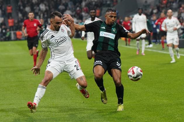 Gokhan Sazdagi (L) of Besiktas and Rigoberto Rivas (99) of Kocaelispor battle for the ball during the Trendyol Super League match between Besiktas JK and Kocaelispor at Tupras Stadium on September 29, 2025 in Istanbul, Turkey. Istanbul TUPRAS STADIUM Turkey Copyright: xSeskimphotox Besiktas-Kocaeli_290925 (108)