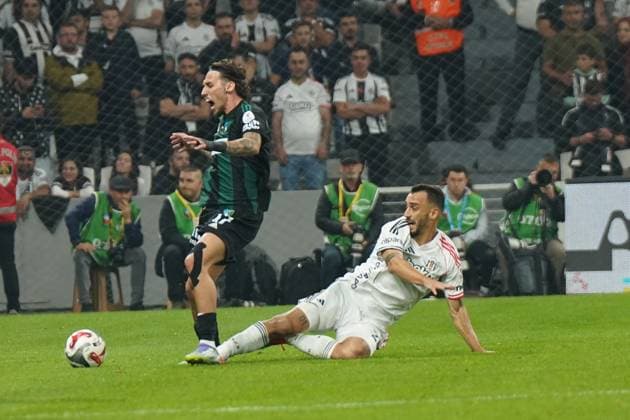 Gokhan Sazdagi (R) of Besiktas and Darko Churlinov (L) of Kocaelispor battle for the ball during the Trendyol Super League match between Besiktas JK and Kocaelispor at Tupras Stadium on September 29, 2025 in Istanbul, Turkey. Istanbul TUPRAS STADIUM Turkey Copyright: xSeskimphotox Besiktas-Kocaeli_290925 (91)