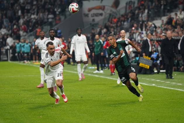 Gokhan Sazdagi (L) of Besiktas and Rigoberto Rivas (99) of Kocaelispor battle for the ball during the Trendyol Super League match between Besiktas JK and Kocaelispor at Tupras Stadium on September 29, 2025 in Istanbul, Turkey. Istanbul TUPRAS STADIUM Turkey Copyright: xSeskimphotox Besiktas-Kocaeli_290925 (106)