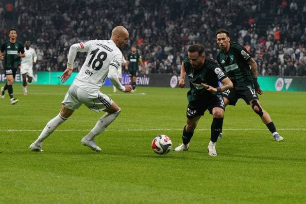Vaclav Cerny (L) of Besiktas and Muharrem Cinan (R)of Kocaelispor battle for the ball during the Trendyol Super League match between Besiktas JK and Kocaelispor at Tupras Stadium on September 29, 2025 in Istanbul, Turkey. Istanbul TUPRAS STADIUM Turkey Copyright: xSeskimphotox Besiktas-Kocaeli_290925 (87)