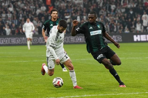 Rafa Silva (L) of Besiktas and Anfernee Dijksteel (R) of Kocaelispor battle for the ball during the Trendyol Super League match between Besiktas JK and Kocaelispor at Tupras Stadium on September 29, 2025 in Istanbul, Turkey. Istanbul TUPRAS STADIUM Turkey Copyright: xSeskimphotox Besiktas-Kocaeli_290925 (92)