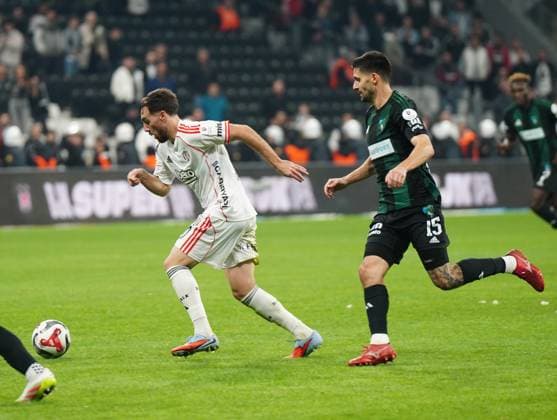 Orkun Kokcu (L) of Besiktas and Tarkan Serbest of Kocaelispor battle for the ball during the Trendyol Super League match between Besiktas JK and Kocaelispor at Tupras Stadium on September 29, 2025 in Istanbul, Turkey. Istanbul TUPRAS STADIUM Turkey Copyright: xSeskimphotox Besiktas-Kocaeli_290925 (141)