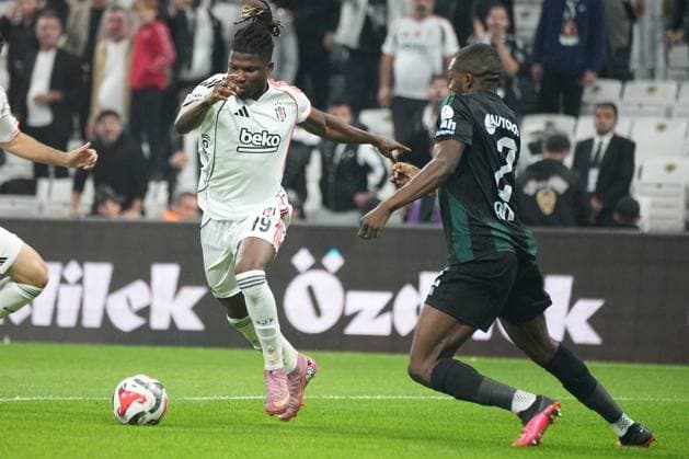 El Bilal Toure of Besiktas and Anfernee Dijksteel (2) of Kocaelispor battle for the ball during the Trendyol Super League match between Besiktas JK and Kocaelispor at Tupras Stadium on September 29, 2025 in Istanbul, Turkey. Istanbul TUPRAS STADIUM Turkey Copyright: xSeskimphotox Besiktas-Kocaeli_290925 (165)