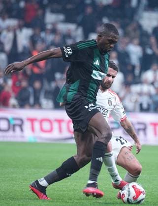 Rafa Silva of Besiktas and Anfernee Dijksteel (2) of Kocaelispor battle for the ball during the Trendyol Super League match between Besiktas JK and Kocaelispor at Tupras Stadium on September 29, 2025 in Istanbul, Turkey. Istanbul TUPRAS STADIUM Turkey Copyright: xSeskimphotox Besiktas-Kocaeli_290925 (169)