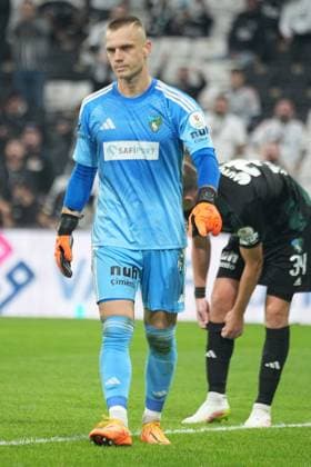 Goalkeeper Aleksandar Jovanovic of Kocaelispor during the Trendyol Super League match between Besiktas JK and Kocaelispor at Tupras Stadium on September 29, 2025 in Istanbul, Turkey. Istanbul TUPRAS STADIUM Turkey Copyright: xSeskimphotox Besiktas-Kocaeli_290925 (173)