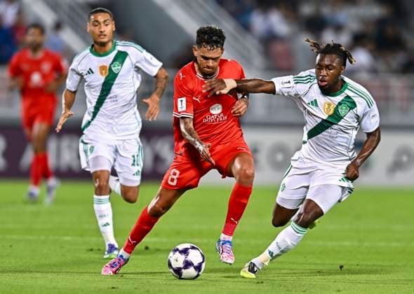 AFC CHAMPIONS LEAGUE ELITE, AL DUHAIL SC (QAT) V AL AHLI SAUDI FC (KSA) Edmilson Junior Dasilva (C) of Al Duhail SC and Valentin Atangana of Al Ahli Saudi FC in action during the AFC Champions League elite west football match between Qatar s Al Duhail SC and Saudi Arabia s Al Ahli Saudi FC at Abdullah Bin Khalifa Stadium in Doha, Qatar, on September 29, 2025. DOHA Qatar Copyright: xNAUSHADx