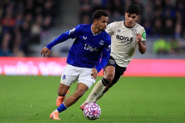 29th September 2025; Hill Dickinson Stadium, Liverpool, England; Premier League Football, Everton versus West Ham United; Iliman Ndiaye of Everton is chased by Mateus Fernandez of West Ham United  DavidxBlunsden