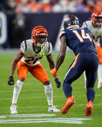 September 29, 2025: Cincinnati Bengals cornerback DJ Turner II (20) covers Denver Broncos wide receiver Courtland Sutton (14) in the first half of the football game between the Denver Broncos and Cincinnati Bengals. CSM. - ZUMAc04_ 20250929_zma_c04_037 Copyright: xDerekxRegensburgerx