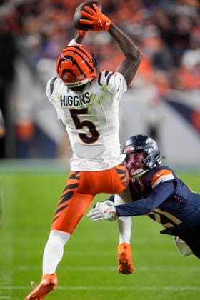 September 29, 2025: Cincinnati Bengals wide receiver Tee Higgins (5) catches a long ball over Denver Broncos cornerback Riley Moss (21) in the first half of the football game between the Denver Broncos and Cincinnati Bengals. The play was called back due to penalty CSM. - ZUMAc04_ 20250929_zma_c04_039 Copyright: xDerekxRegensburgerx