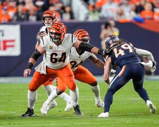September 29, 2025: Cincinnati Bengals center Ted Karras (64) looks to make a block in the first half of the football game between the Denver Broncos and Cincinnati Bengals. CSM. - ZUMAc04_ 20250929_zma_c04_042 Copyright: xDerekxRegensburgerx