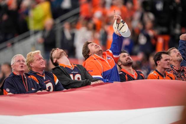 September 29, 2025: Denver fans holding the flag look at the flyover during the National Anthem in the first half of the football game between the Denver Broncos and Cincinnati Bengals. CSM. - ZUMAc04_ 20250929_zma_c04_052 Copyright: xDerekxRegensburgerx