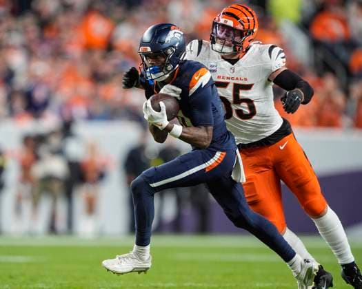 September 29, 2025: Denver Broncos wide receiver Marvin Mims Jr. (19) catches a pass over Cincinnati Bengals linebacker Logan Wilson (55) in the first half of the football game between the Denver Broncos and Cincinnati Bengals. CSM. - ZUMAc04_ 20250929_zma_c04_051 Copyright: xDerekxRegensburgerx