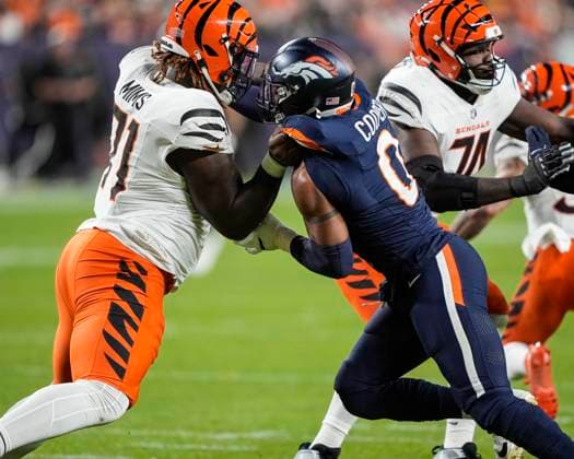September 29, 2025: Cincinnati Bengals offensive tackle Amarius Mims (71) battles Denver Broncos linebacker Jonathon Cooper (0) in the second half of the football game between the Denver Broncos and Cincinnati Bengals. CSM. - ZUMAc04_ 20250929_zma_c04_076 Copyright: xDerekxRegensburgerx