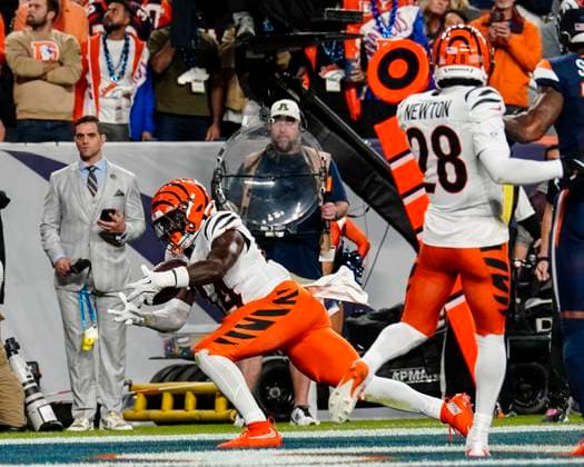 September 29, 2025: Cincinnati Bengals cornerback Marco Wilson (24) comes down with an interception in the end zone in the first half of the football game between the Denver Broncos and Cincinnati Bengals. CSM. - ZUMAc04_ 20250929_zma_c04_080 Copyright: xDerekxRegensburgerx