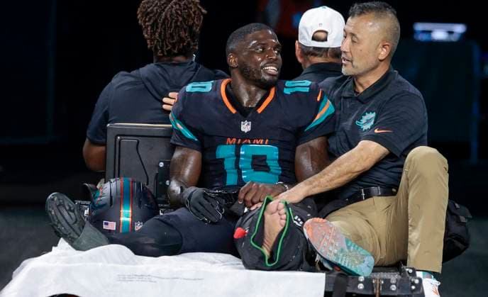 September 29, 2025, Miami Gardens, Florida, USA: Miami Dolphins wide receiver Tyreek Hill (10) is carted off after an injury in the second half of the NFL, American Football Herren, USA game against the New York Jets at Hard Rock Stadium in Miami Gardens, Florida, on Monday, Sept. 29, 2025. Miami Gardens USA - ZUMAm67_ 20250929_zaf_m67_006 Copyright: xAlxDiazx