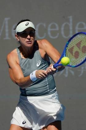 (250930) -- BEIJING, Sept. 30, 2025 -- Belinda Bencic hits a return during the women s singles fourth round match between Coco Gauff of the United States and Belinda Bencic of Switzerland at 2025 China Open tennis tournament in Beijing, China, Sept. 30, 2025. ) (SP)CHINA-BEIJING-TENNIS-CHINA OPEN-WOMEN S SINGLES-FOURTH ROUND(CN) XiexHan 
