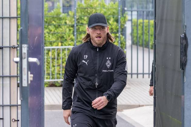30.09.2025, Fussball: 1. Bundesliga, Saison 2025 2026, öffentliches Training, Borussia Moenchengladbach auf dem Trainingsgelände am Borussia Park. Eugen Polanski (Borussia Moenchengladbach, Trainer) auf dem Weg zum Trainingsplatz. Foto: Kirchner-Media Thomas Haesler Copyright: xKirchner-Media ThomasxHaeslerx