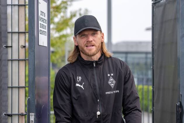 30.09.2025, Fussball: 1. Bundesliga, Saison 2025 2026, öffentliches Training, Borussia Moenchengladbach auf dem Trainingsgelände am Borussia Park. Eugen Polanski (Borussia Moenchengladbach, Trainer) kommt auf den Trainingsplatz. Foto: Kirchner-Media Thomas Haesler Copyright: xKirchner-Media ThomasxHaeslerx