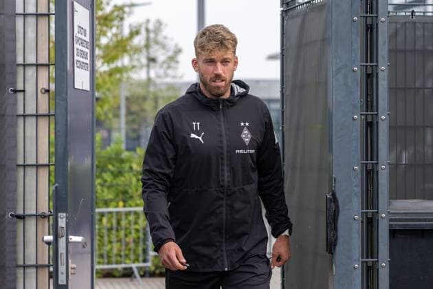 30.09.2025, Fussball: 1. Bundesliga, Saison 2025 2026, öffentliches Training, Borussia Moenchengladbach auf dem Trainingsgelände am Borussia Park. Tobias Troulsen (Borussia Moenchengladbach, Co-Trainer) kommt auf den Platz. Foto: Kirchner-Media Thomas Haesler Copyright: xKirchner-Media ThomasxHaeslerx