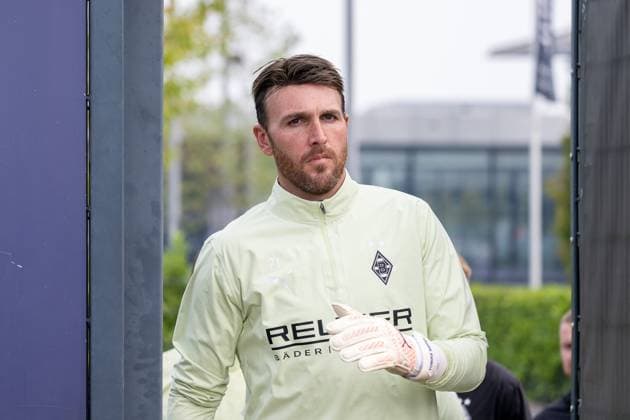 30.09.2025, Fussball: 1. Bundesliga, Saison 2025 2026, öffentliches Training, Borussia Moenchengladbach auf dem Trainingsgelände am Borussia Park. Tobias Sippel (Borussia Moenchengladbach, 21) kommt auf den Platz. Foto: Kirchner-Media Thomas Haesler Copyright: xKirchner-Media ThomasxHaeslerx