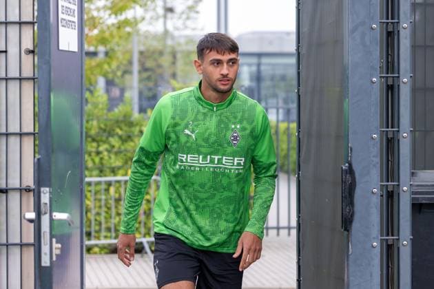 30.09.2025, Fussball: 1. Bundesliga, Saison 2025 2026, öffentliches Training, Borussia Moenchengladbach auf dem Trainingsgelände am Borussia Park. Fabia Chiarodia (Borussia Moenchengladbach, 02) kommt auf den Platz. Foto: Kirchner-Media Thomas Haesler Copyright: xKirchner-Media ThomasxHaeslerx