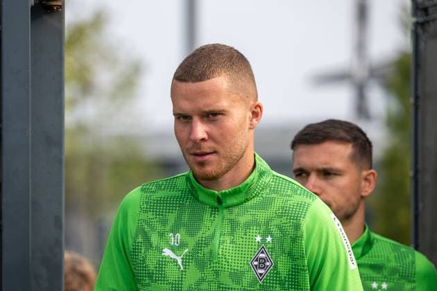 30.09.2025, Fussball: 1. Bundesliga, Saison 2025 2026, öffentliches Training, Borussia Moenchengladbach auf dem Trainingsgelände am Borussia Park. Nico Elvedi (Borussia Moenchengladbach, 30) kommt auf den Platz. Foto: Kirchner-Media Thomas Haesler Copyright: xKirchner-Media ThomasxHaeslerx