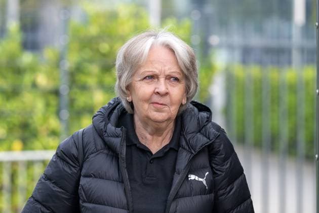 30.09.2025, Fussball: 1. Bundesliga, Saison 2025 2026, öffentliches Training, Borussia Moenchengladbach auf dem Trainingsgelände am Borussia Park. Hannelore Kraft (Borussia Moenchengladbach, Vizepraesidentin) schaut sich das Training der Profis an. Foto: Kirchner-Media Thomas Haesler Copyright: xKirchner-Media ThomasxHaeslerx