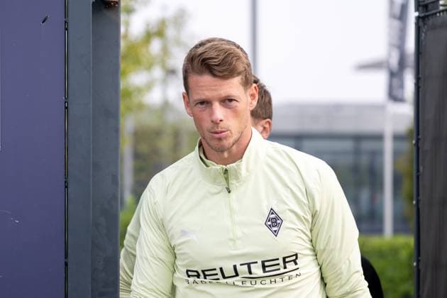 30.09.2025, Fussball: 1. Bundesliga, Saison 2025 2026, öffentliches Training, Borussia Moenchengladbach auf dem Trainingsgelände am Borussia Park. Jonas Omlin (Borussia Moenchengladbach. 01) kommt auf den Platz. Foto: Kirchner-Media Thomas Haesler Copyright: xKirchner-Media ThomasxHaeslerx