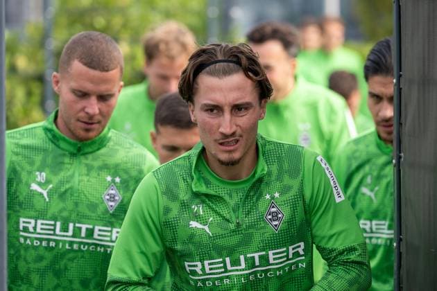 30.09.2025, Fussball: 1. Bundesliga, Saison 2025 2026, öffentliches Training, Borussia Moenchengladbach auf dem Trainingsgelände am Borussia Park. Rocco Reitz (Borussia Monechengladbach, 27) kommt auf den Platz. Foto: Kirchner-Media Thomas Haesler Copyright: xKirchner-Media ThomasxHaeslerx
