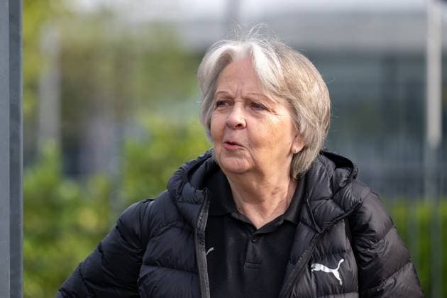 30.09.2025, Fussball: 1. Bundesliga, Saison 2025 2026, öffentliches Training, Borussia Moenchengladbach auf dem Trainingsgelände am Borussia Park. Hannelore Kraft (Borussia Moenchengladbach, Vizepraesidentin) schaut sich das Training der Profis an. Foto: Kirchner-Media Thomas Haesler Copyright: xKirchner-Media ThomasxHaeslerx