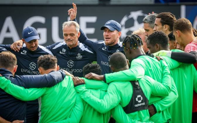 Union s head coach Sebastien Pocognoli talks to his players at the start of a training session of Belgian soccer team Royale Union Saint-Gilloise in Brussels, on Tuesday 30 September 2025. The team prepares for tomorrow s match against English team Newcastle United FC, on the second day of the League phase of the UEFA Champions League tournament. VIRGINIExLEFOUR  x135703571x