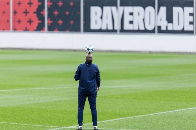 UEFA Champions League: Abschlusstraining Bayer 04 Leverkusen; 30.09.2025 Kasper Hjulmand (Cheftrainer Bayer 04 Leverkusen) vor dem Training allein mit Ball, auf dem Kopf balanciert UEFA Champions League: Abschlusstraining Bayer 04 Leverkusen, Leverkusen, Ulrich-Haberland-Stadion am 30.09.2025 Copyright: xBEAUTIFULxSPORTS Wunderlx