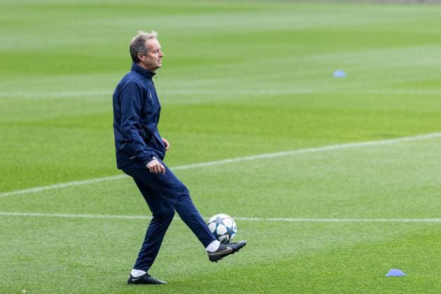 UEFA Champions League: Abschlusstraining Bayer 04 Leverkusen; 30.09.2025 Kasper Hjulmand (Cheftrainer Bayer 04 Leverkusen) vor dem Training allein mit Ball UEFA Champions League: Abschlusstraining Bayer 04 Leverkusen, Leverkusen, Ulrich-Haberland-Stadion am 30.09.2025 Copyright: xBEAUTIFULxSPORTS Wunderlx