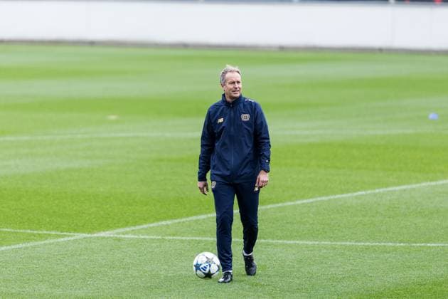 UEFA Champions League: Abschlusstraining Bayer 04 Leverkusen; 30.09.2025 Kasper Hjulmand (Cheftrainer Bayer 04 Leverkusen) vor dem Training allein mit Ball UEFA Champions League: Abschlusstraining Bayer 04 Leverkusen, Leverkusen, Ulrich-Haberland-Stadion am 30.09.2025 Copyright: xBEAUTIFULxSPORTS Wunderlx