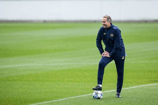 UEFA Champions League: Abschlusstraining Bayer 04 Leverkusen; 30.09.2025 Kasper Hjulmand (Cheftrainer Bayer 04 Leverkusen) vor dem Training allein mit Ball UEFA Champions League: Abschlusstraining Bayer 04 Leverkusen, Leverkusen, Ulrich-Haberland-Stadion am 30.09.2025 Copyright: xBEAUTIFULxSPORTS Wunderlx